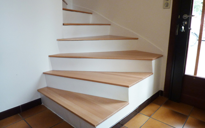 Rénovation escalier en béton avec marches en bois