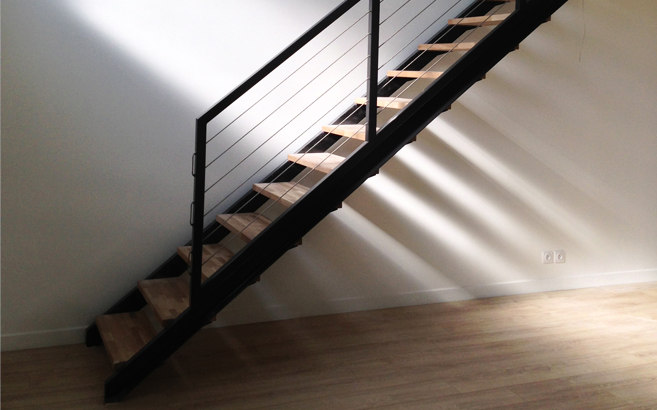 escalier metal avec marches en  bois sur mesure